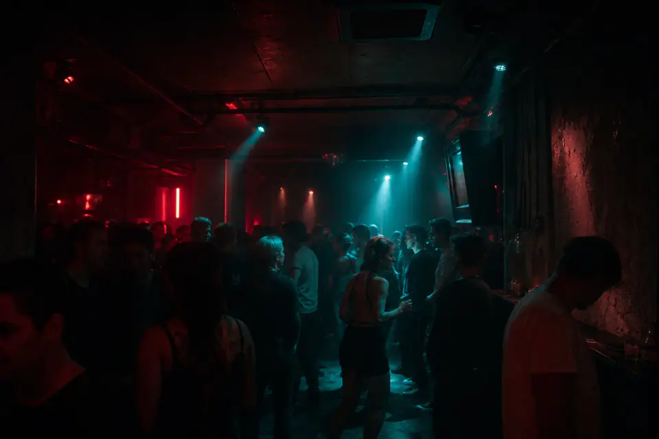 Berlin techno klub belső tér sötét hangulattal