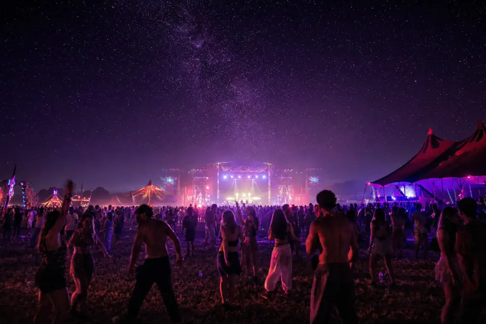 Rave fesztivál tömeg neon lámpák alatt