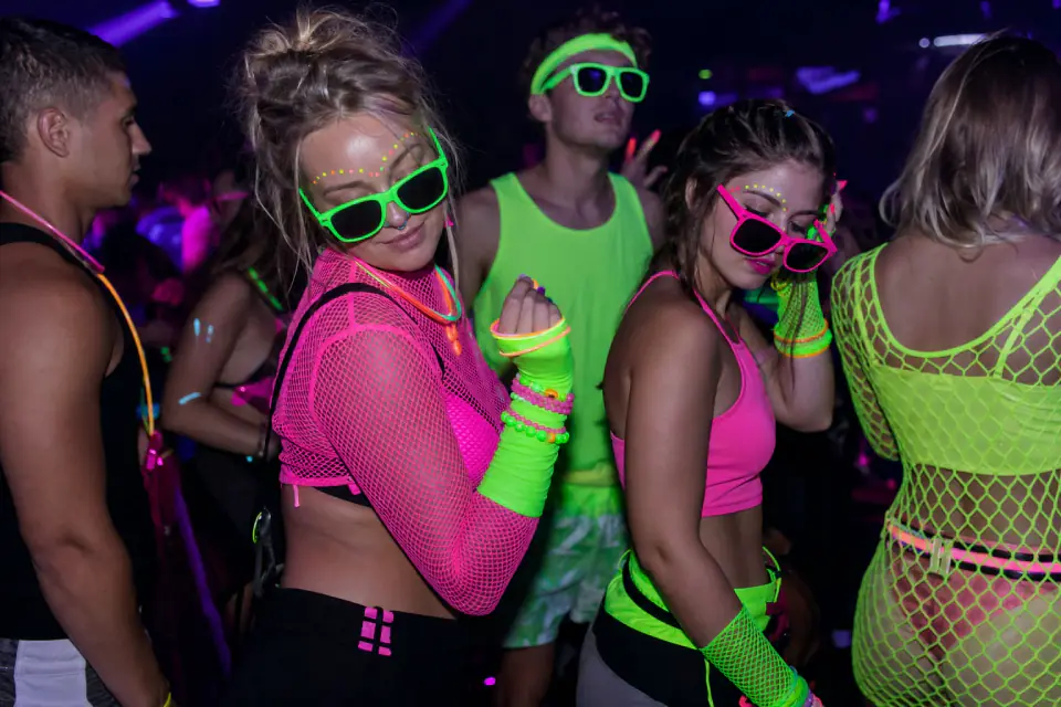 Neon ruhák rave party hangulatban