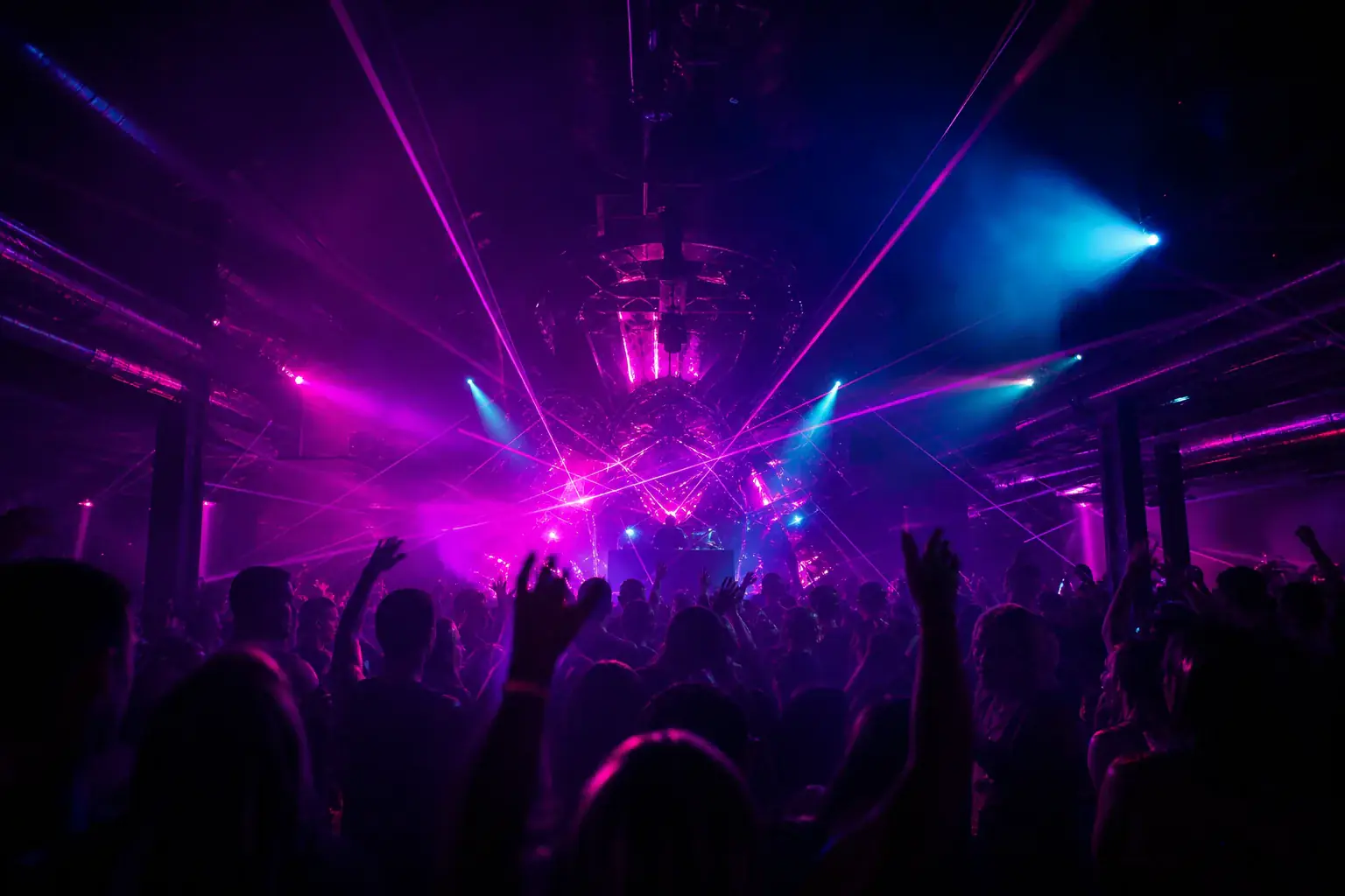 Neon fényekkel világított rave táncparkett éjszakai klubban