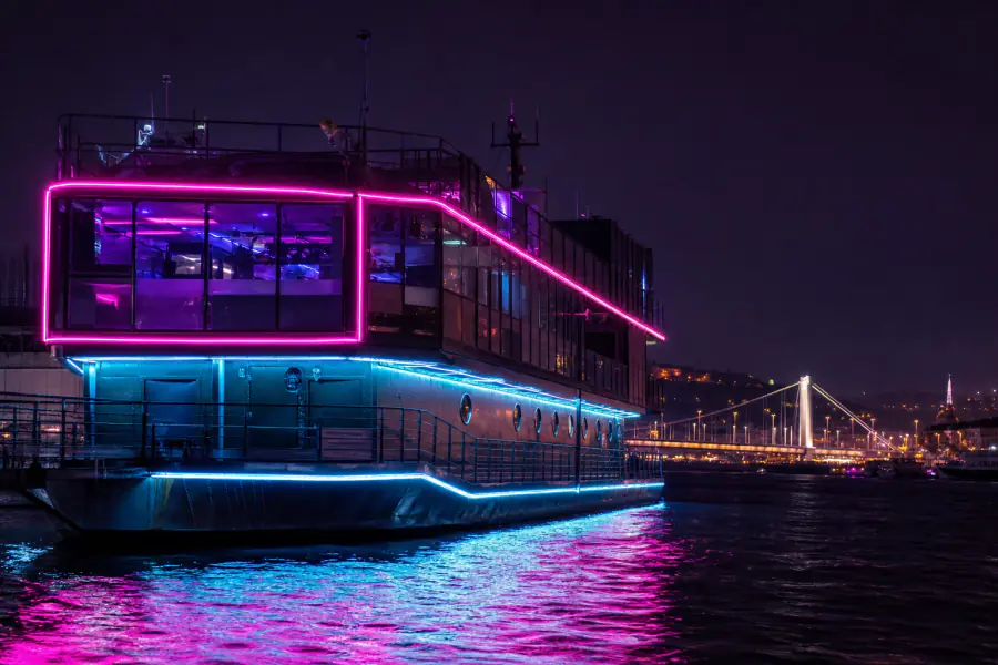 A38 Hajó klub Budapest — hajó a Dunán neon fényekkel