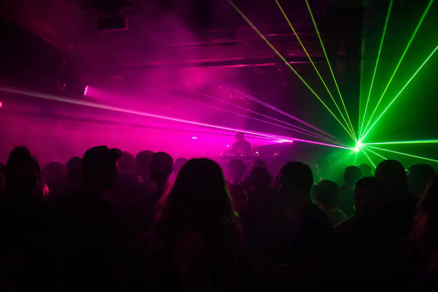Klub tánctér neon fényekkel Budapesten