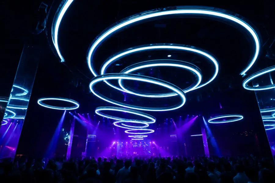 Akvárium Klub Budapest — trance est neon dekorációval