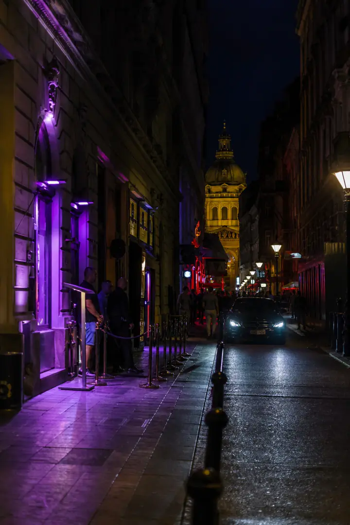 Budapest belváros éjszakai utcája neon fényekkel